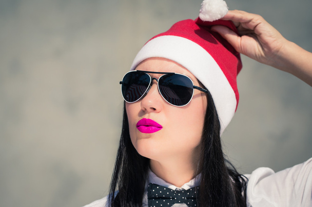 Portre yakın çekim Santa Claus şapka içinde genç ve güzel bir kadın  - Fotoğraf, Görsel