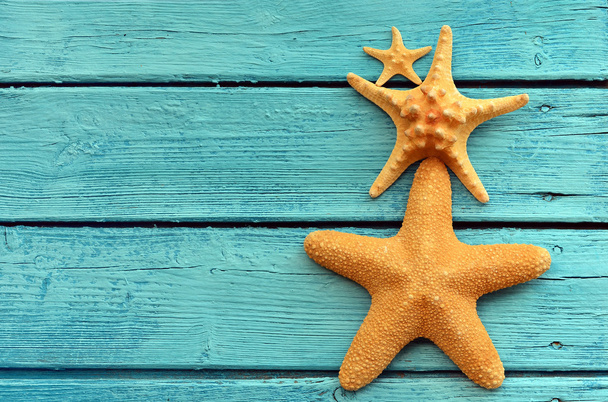Starfish op blauwe houten achtergrond. Top View . - Foto, afbeelding