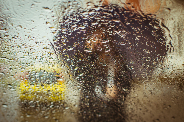 A homályos sziluettje esernyő - Fotó, kép