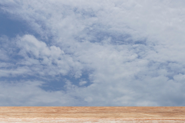 Cloud a modrá obloha za denního světla s dřevěnou tabulkou - Fotografie, Obrázek