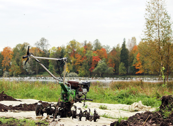 el motor-cultivador que trabaja el timón en el parque de Gatchina está en el suelo esperando para el trabajo
 - Foto, imagen