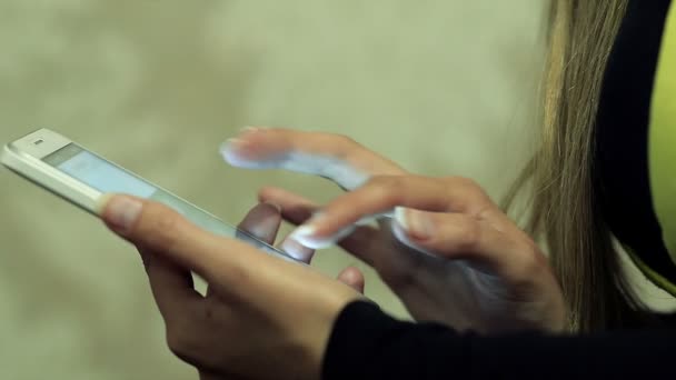 Closeup krásné ruce mladé dívky pomocí chytrého telefonu - Záběry, video