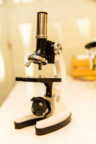 Petite école un microscope est sur la table
. - Photo, image