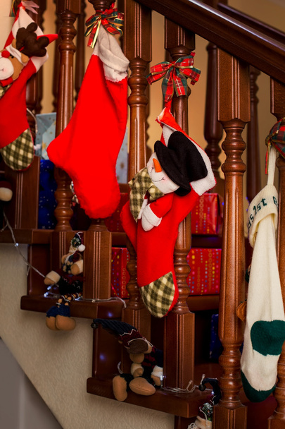 クリスマスの階段の装飾やプレゼント. - 写真・画像
