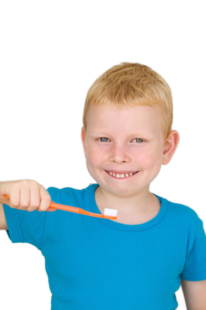 Ragazzo spazzolatura denti davanti a sfondo bianco con spazio copia
 - Foto, immagini