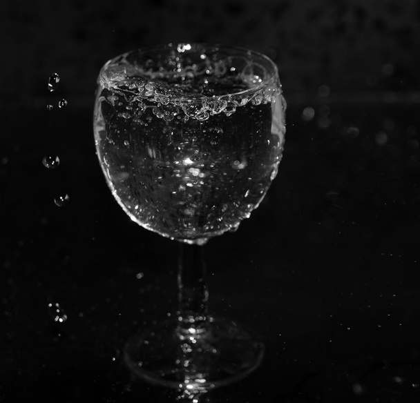 vízcseppek, víz-splash fekete háttér - Fotó, kép