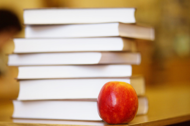 Könyv, Apple, vissza az iskolába. - Fotó, kép