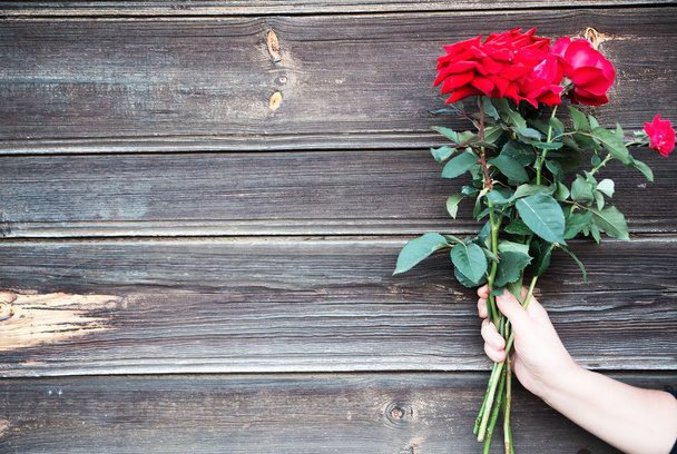 κόκκινα τριαντάφυλλα σε ένα ξύλινο ταμπλό με - Φωτογραφία, εικόνα