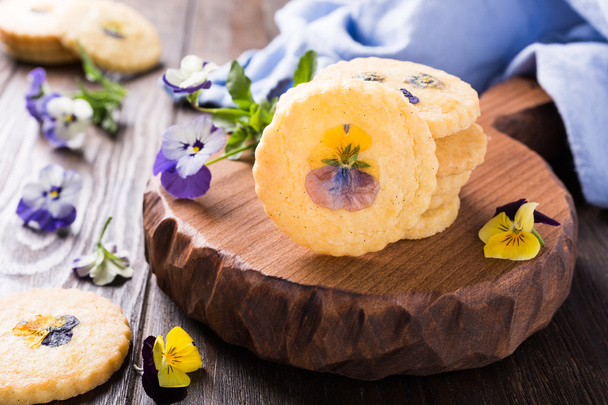 Zelfgemaakte shortbread koekjes met eetbare bloemen - Foto, afbeelding