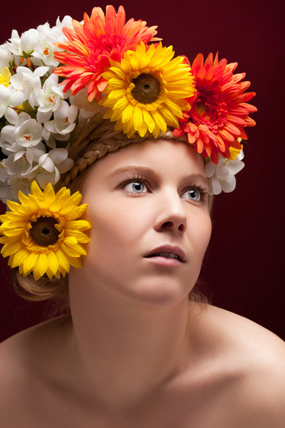 Retrato de mulher loira com uma coroa de flores
 - Foto, Imagem