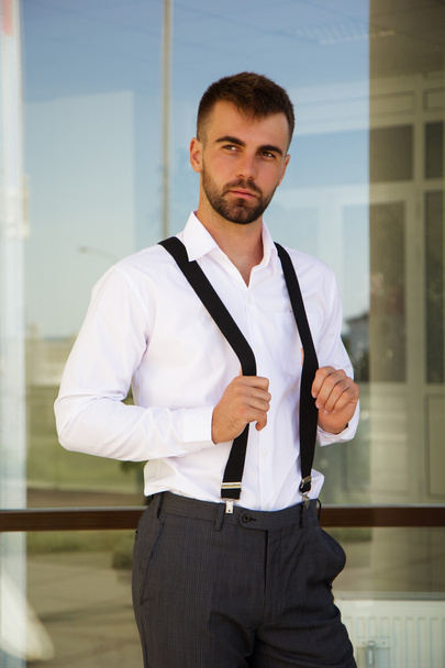 Человек с бородой носит подтяжки
 - Фото, изображение