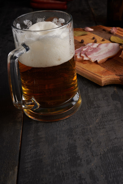bacon e copo de cerveja em uma mesa
 - Foto, Imagem