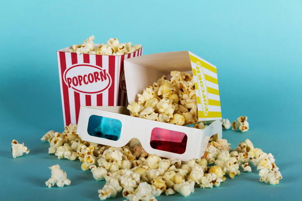 Popcorn-Eimer vor blauem Hintergrund - Foto, Bild