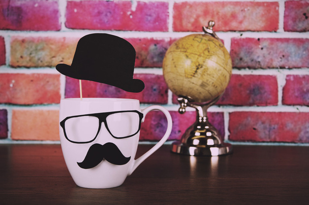 Filiżanka kawy z wąsami hipster czarny filtr Retro Vintage. - Zdjęcie, obraz