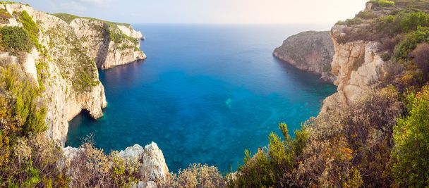 Panorama landschap uitzicht op oceaan rotsen en rotsformaties in Zakynthos - Foto, afbeelding
