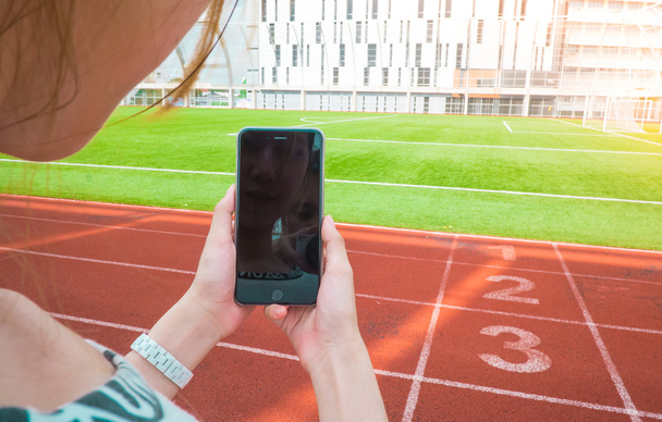 Detail der Smartphone-Nutzung im Fußballstadion - Foto, Bild