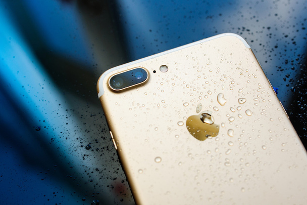 iPhone 7 Plus impermeabile con gocce di pioggia sullo sfondo di vetro posteriore
 - Foto, immagini