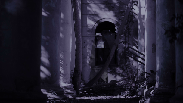 μοναχή φάντασμα. διαβολική γυναίκα στην Καλόγρια κοστούμι το περπάτημα γύρω από το ναό. Απόκριες - Πλάνα, βίντεο
