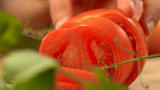 κοπή κόκκινη ντομάτα - Πλάνα, βίντεο