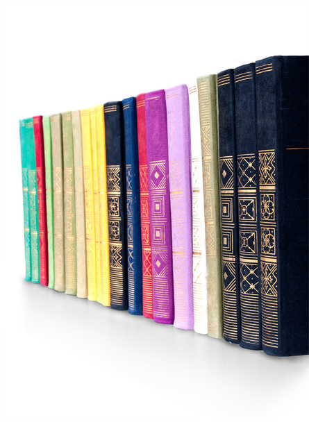 Vintage-Bücher in einer Reihe, isoliert auf weißem Hintergrund, Clipping-Pfad, leere Etiketten mit freiem Kopierraum - Foto, Bild