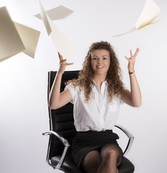 Привлекательный секретарша бросает бумажную работу в воздух
 - Фото, изображение