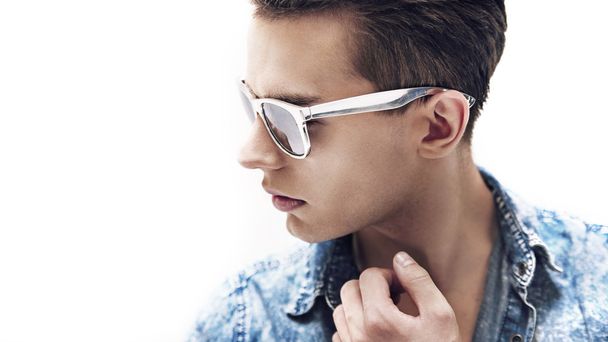 Young handsome man wearing stylish sunglasses - Foto, Imagen