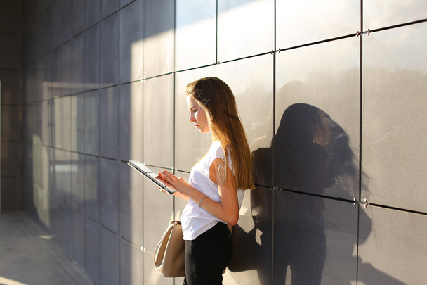 Женщина просматривает планшет в бизнес-центре
 - Фото, изображение