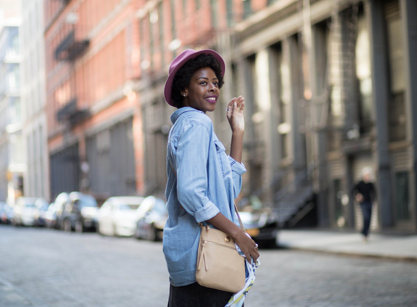 Afroamericani alla moda, sorridenti e salutanti
 - Foto, immagini