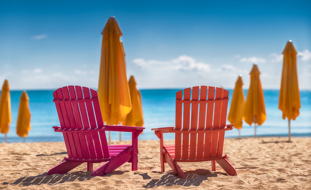 twee ligstoelen op het strand - Foto, afbeelding