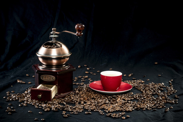 Kahve değirmeni ve kahve çekirdekleri - Fotoğraf, Görsel