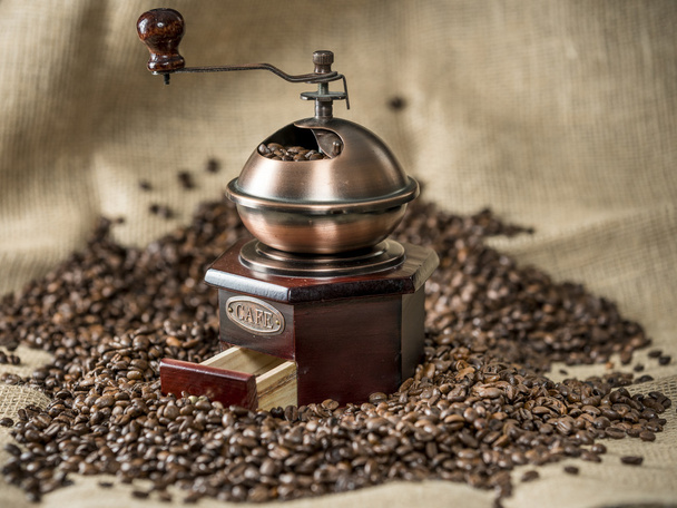 Historische Kaffeemhle auf Kaffeebohnen - Foto, immagini
