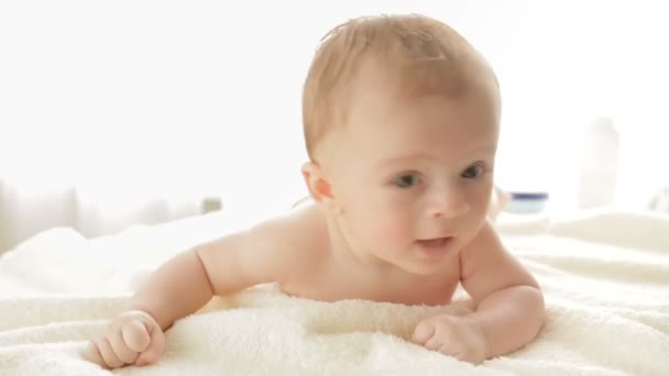 Βολή closeup της μητέρας βοηθούν το αγόρι μωρό που έπεσε ενώ μπουσουλάει στο κρεβάτι - Πλάνα, βίντεο