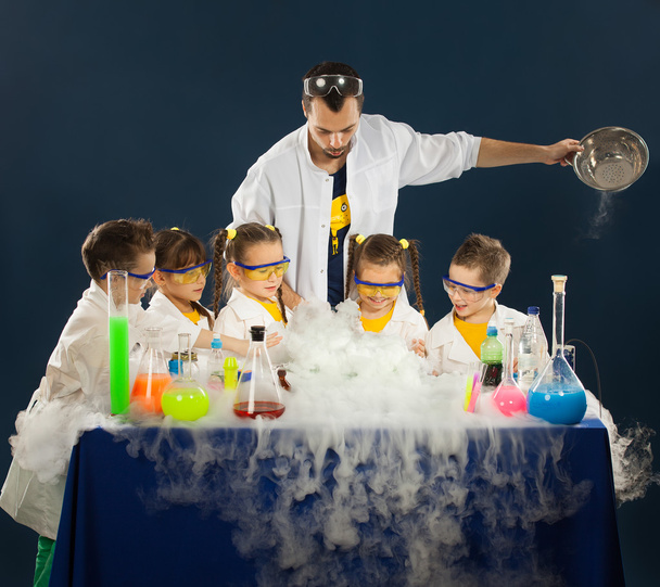 Bambini felici con scienziato che fanno esperimenti scientifici in laboratorio
 - Foto, immagini