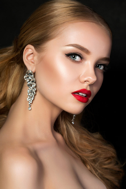 Portrait of young beautiful woman with evening make up - Фото, зображення