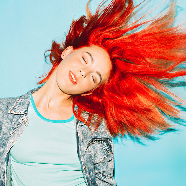 Hareket hayattır. Parlak kız Kızıl saçlı. Şık saç - Fotoğraf, Görsel
