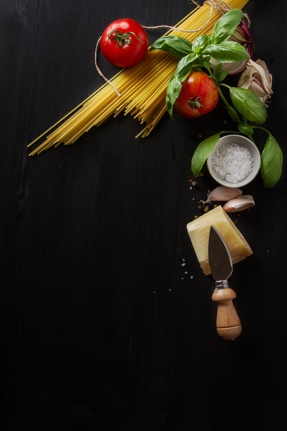 Bolognese makarna yemek pişirmek için malzemeler. Spagetti, Parmesan che - Fotoğraf, Görsel