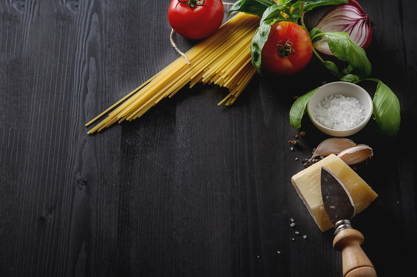Ingredients for cooking pasta Bolognese. Spaghetti, Parmesan che - Foto, afbeelding