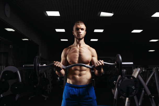 Bodybuilder in the gym - Fotoğraf, Görsel
