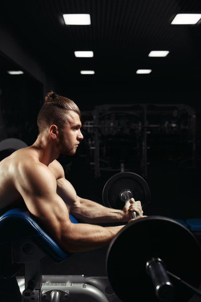 Bodybuilder in the gym - Fotoğraf, Görsel