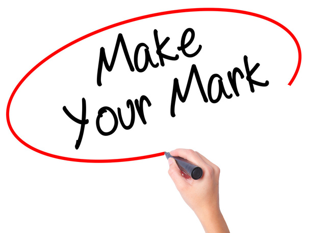 Frauen Handschrift markieren Sie Ihre Marke mit schwarzem Marker auf visuelle sc - Foto, Bild