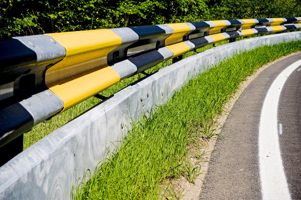 Guardrail com proteção para motociclistas
 - Foto, Imagem
