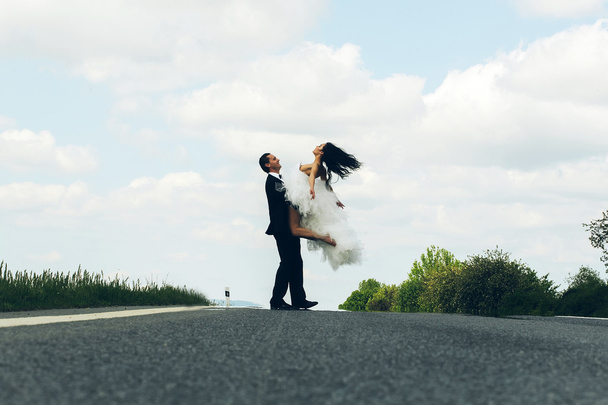 wedding happy couple dancing on road - Foto, immagini