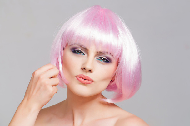 Молодая красивая девушка в розовом парике
 - Фото, изображение