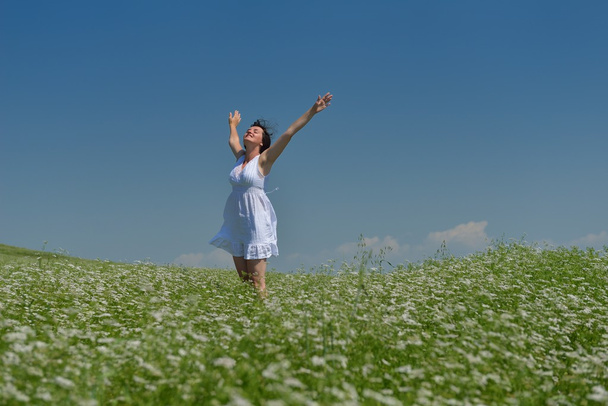 Nuori onnellinen nainen vihreällä alalla
 - Valokuva, kuva