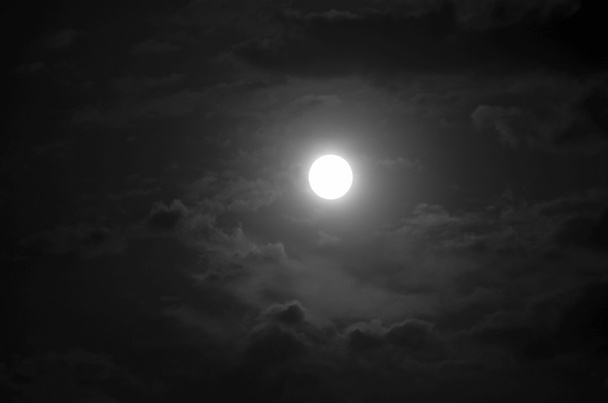Vollmond und Wolken in der Nacht - Foto, Bild