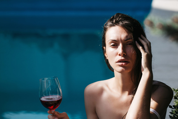 赤ワインを飲むセクシーな美少女 - 写真・画像