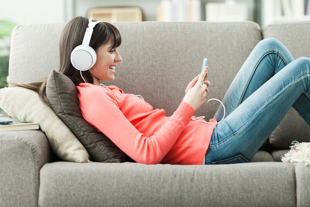 Woman listening to music - Foto, immagini