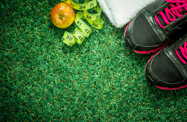 спортивне взуття на фоні зеленої трави
 - Фото, зображення