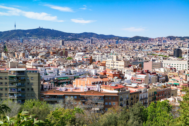 Stadtbild von Barcelona und der Tibidabo-Berg mit dem Fernsehturm Torre de Collserola darauf - Foto, Bild