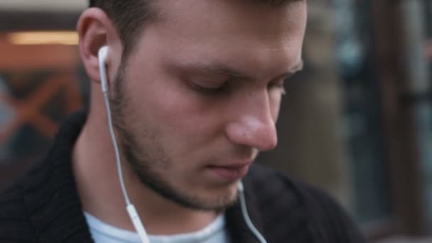 young adult listening to music - Video, Çekim